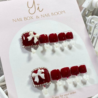 Móng chân giả, MC08, nailbox thiết kế, sơn gel đỏ đô gắn charm nơ trắng (tặng keo dũa) móng úp