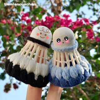 Len móc khoá cầu lông và vợt.