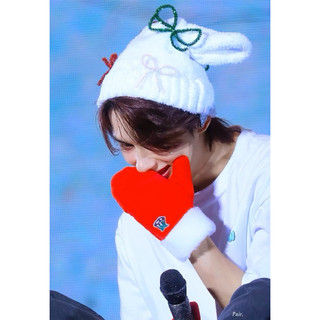 Nón giống JUN svt mang