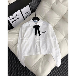 Sơ mi trắng cổ nơ Pra.da croptop