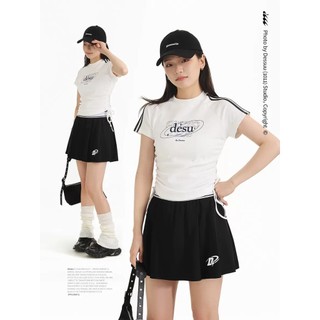Áo thun dessuu ngắn tay bó eo croptop thể thao màu trắng in hình "desu studio" áo phông