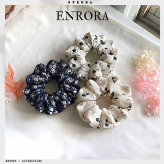 Scrunchies enrora cột tóc vải đen hoa trắng nhí