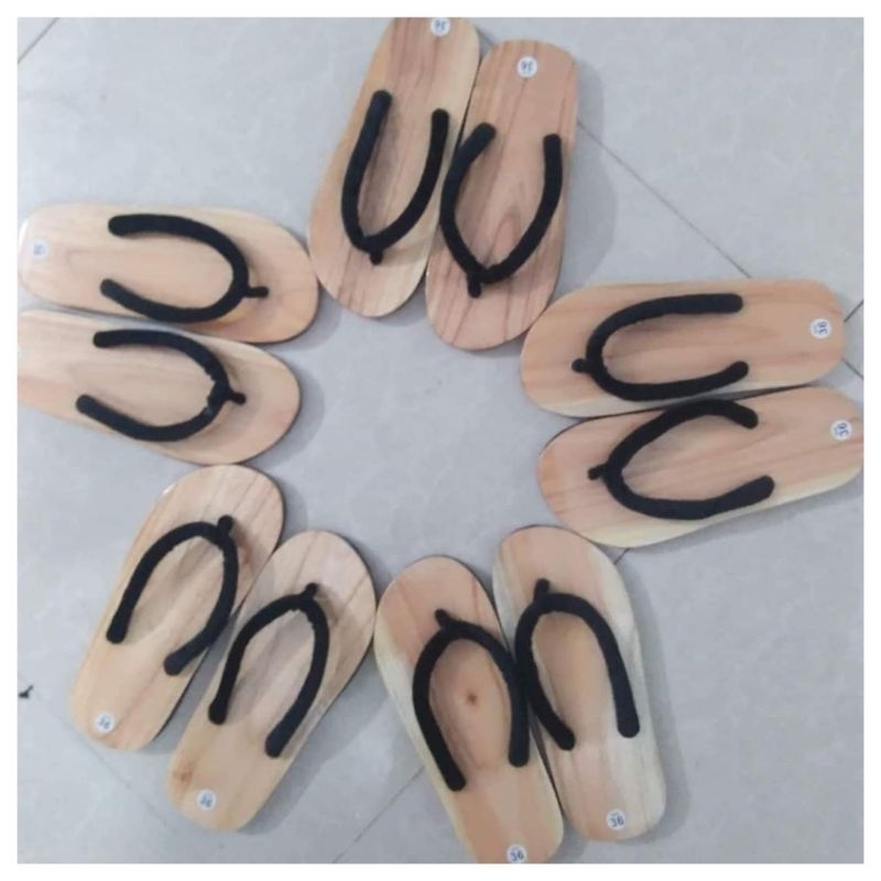 Dép gỗ coi tròn nhung.