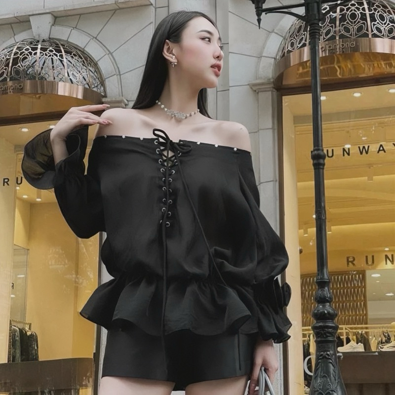Set Áo Tơ Ren Trễ Vai Tay Dài Đính Hoa Đan Dây Phối Quần Short Xinh Xắn