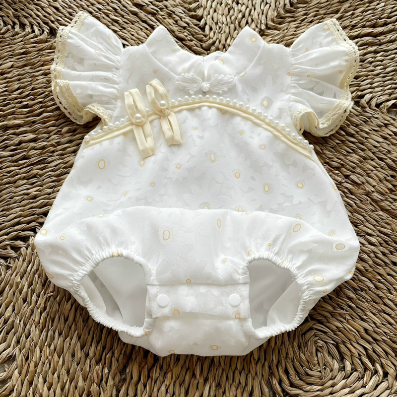 Body Cánh Tiên Cổ Tàu Trắng NHÍM XÙ KIDS Bé Gái Sơ Sinh, Đầy Tháng, Thôi Nôi Chất Tơ Hoa Ép Phối Ren B083