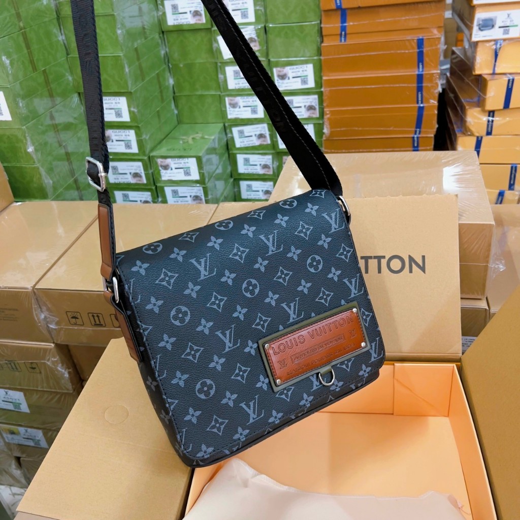 Túi đeo chéo da nam nữ lv district messenger fullbox nam châm
