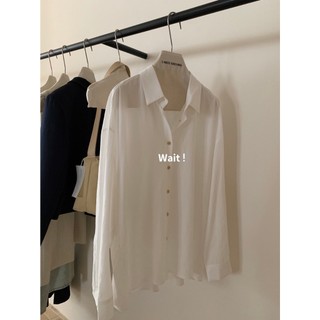 𝗟𝗔 𝗖𝗛𝗔𝗥𝗠𝗘́ | Áo sơ mi lụa tơ trơn cổ đức 30586 I MISS GROUND