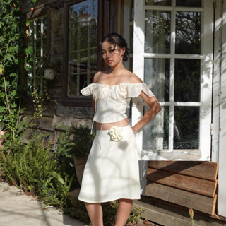  TUS - Chân váy lụa lửng nữ tính dáng chữ A màu kem phối đồ “Thong thả” 