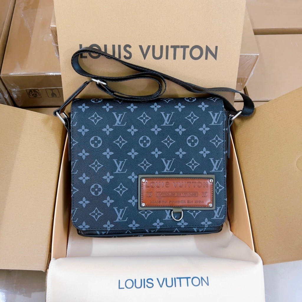 Túi đeo chéo da nam nữ lv district messenger fullbox nam châm
