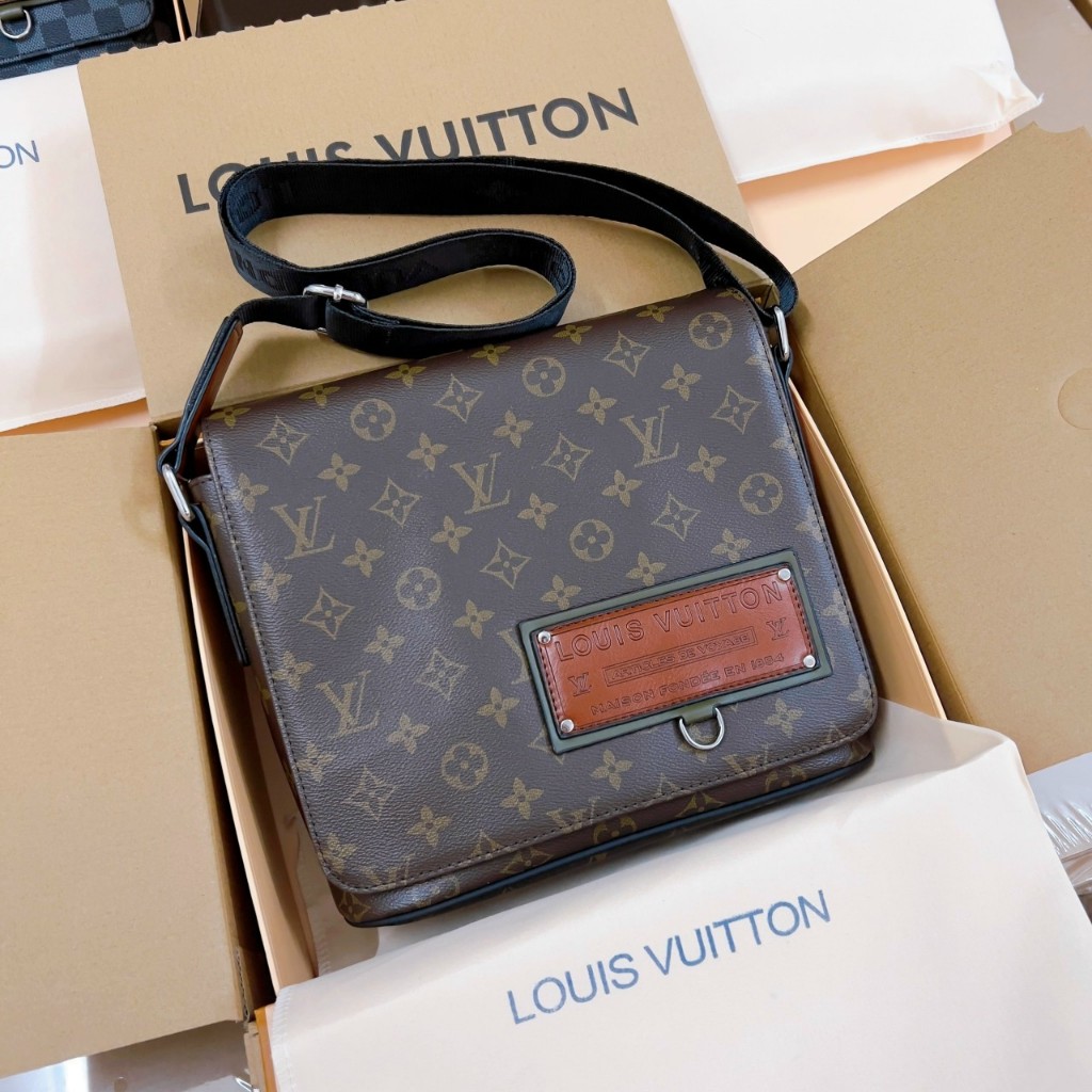 Túi đeo chéo da nam nữ lv district messenger fullbox nam châm