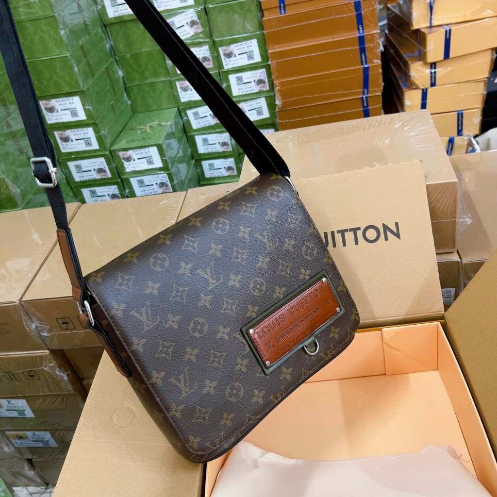 Túi đeo chéo da nam nữ lv district messenger fullbox nam châm