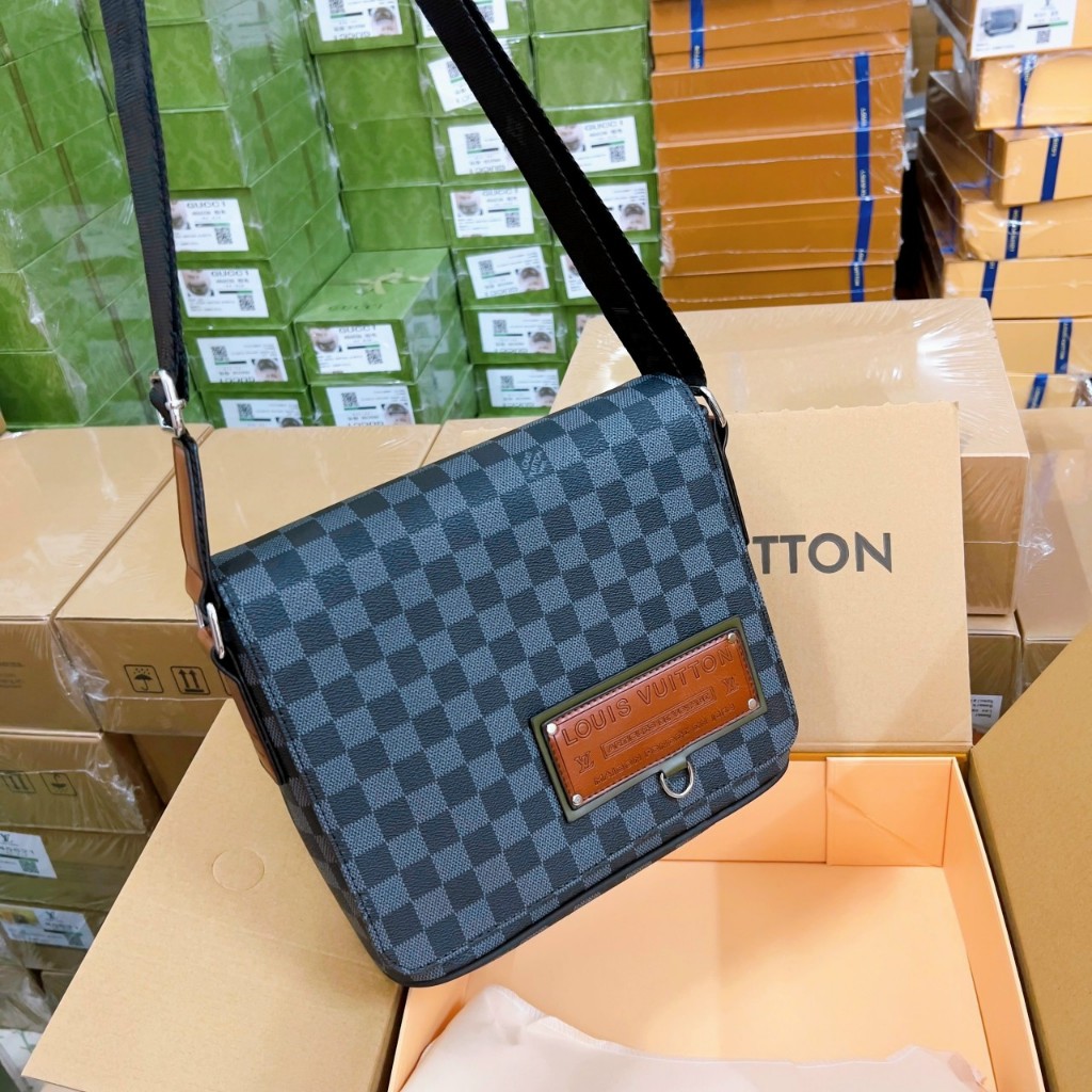 Túi đeo chéo da nam nữ lv district messenger fullbox nam châm