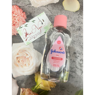 Dầu mát xa dưỡng ẩm Johnson's baby oil 200ml