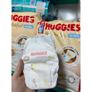 Combo 100 miếng Tã Dán Huggies Skin Perfect Tã đầu tiên có 2 vùng thấm