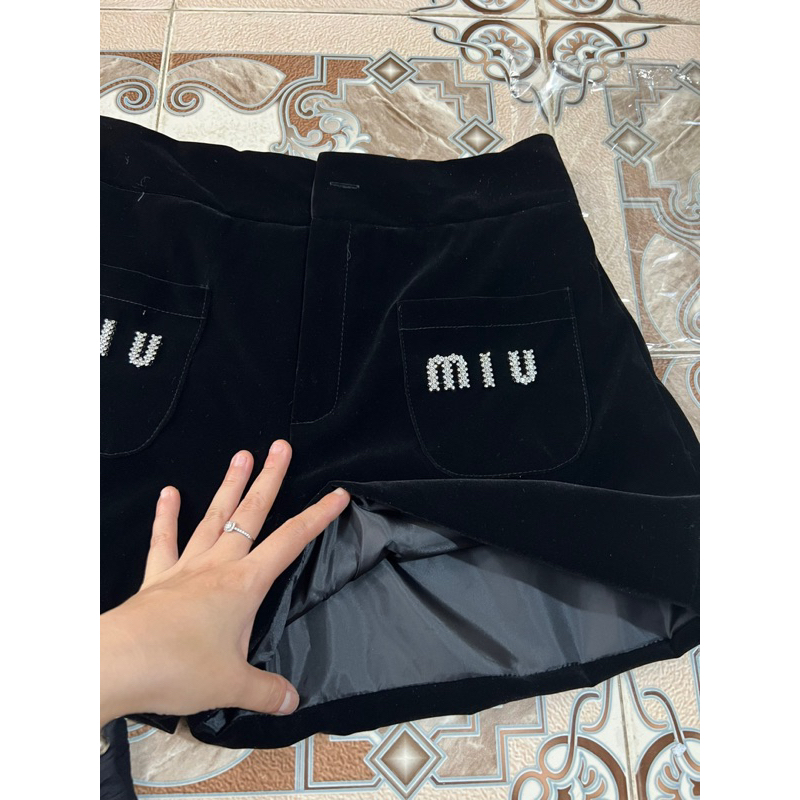 Short nhung gắn tag kim loại đính đá   - LINAN