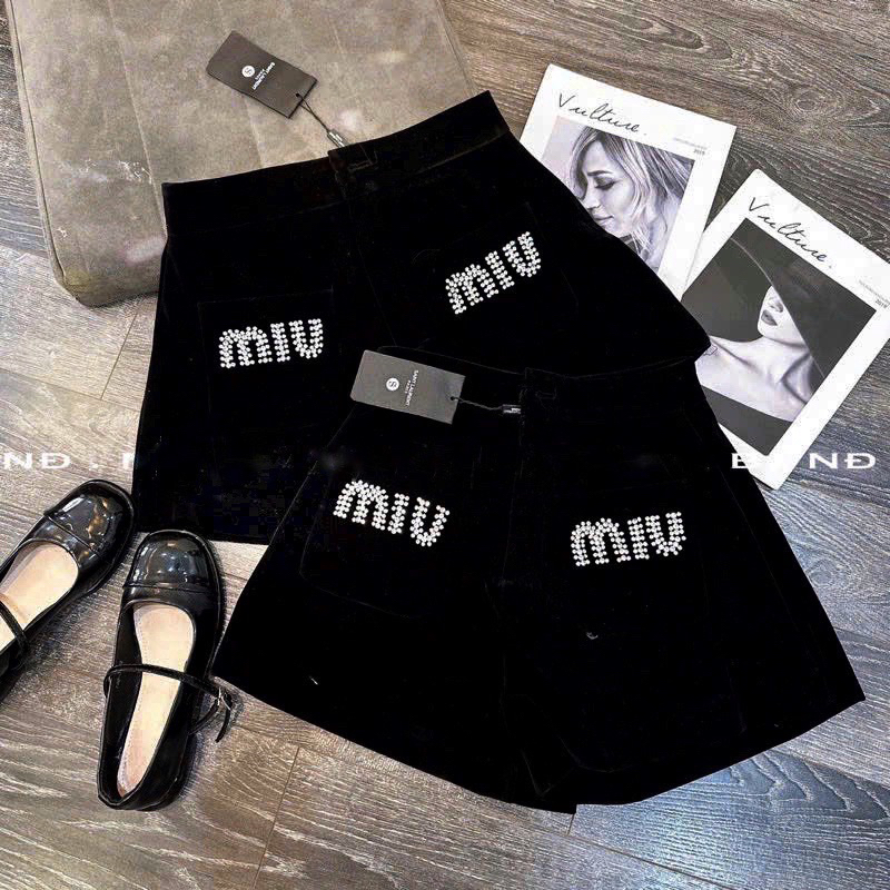 Short nhung gắn tag kim loại đính đá   - LINAN