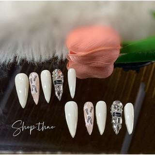 Nailbox thiết kế đính đá dài, móng tay giả màu trắng nhọn , nail cô dâu