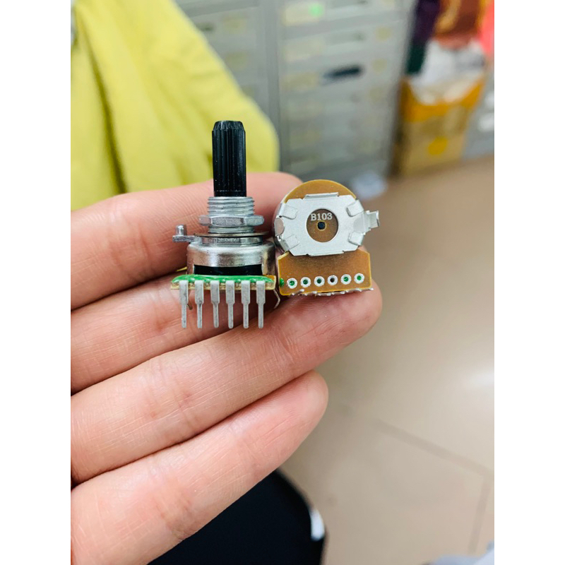 Chiết áp vàng số 10k-6C -1hàng cong cán tròn ốc
