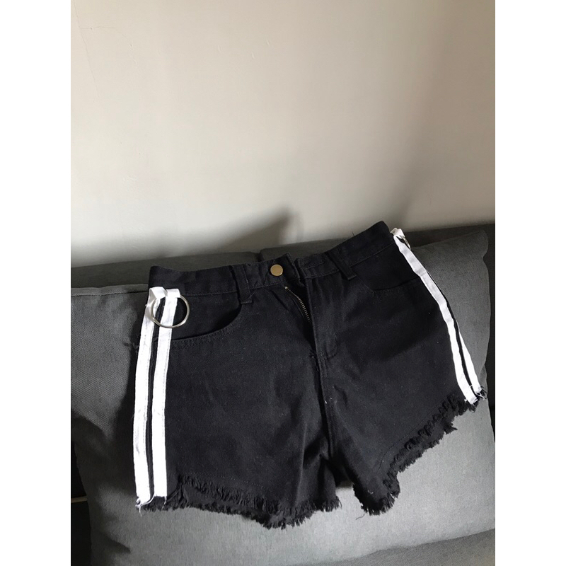 Pass quần shorts jean đen kẻ sọc 2 bên size S