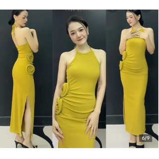 Đầm yếm xốp đính hoa 2 bông to bên eo dáng dài xẻ tà ôm body trơn cực hot hit , chất thun xốp dày dặn
