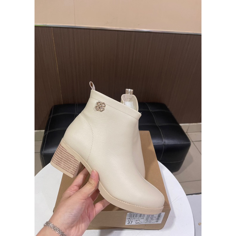 Boot Dusto nữ lót lông size 37 màu be