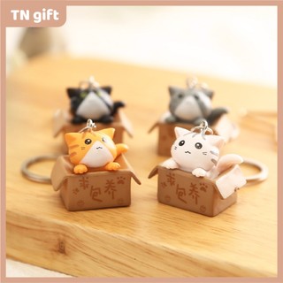 Móc khóa hình mèo con nằm trong hộp