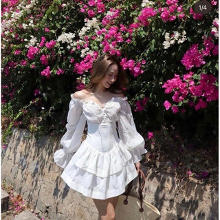 [SHOPPUMI] Đầm trắng bẹt vai tay dài dây rút tầng freesize Pumi 15574