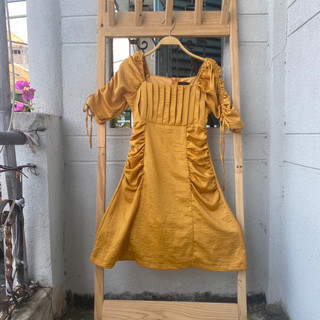 2hand đầm vàng kiểu dài 89cm mã 197