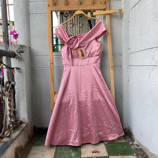 New đầm lụa hồng bẹt vai eo 70cm dài 108cm mã 197