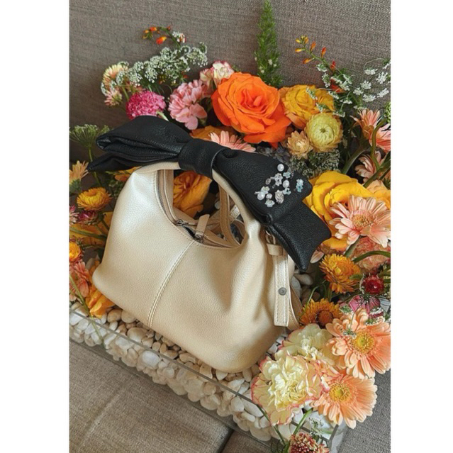 Túi nữ Chow bag màu KEM NHŨ + nơ đen đính đá