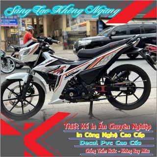 Decal chỉ cam đen dán trang trí cho xe Satria f150 màu trắng,in chất liệu decal trắng sữa