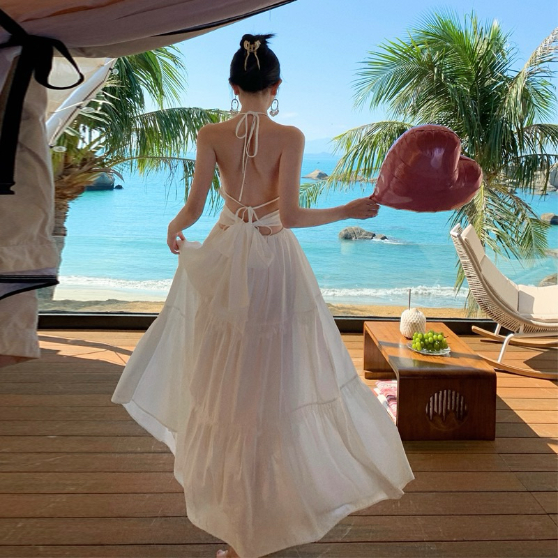 Váy trắng hở lưng đi biển