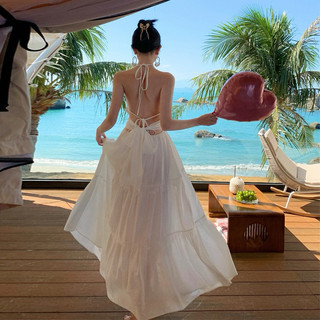 Váy trắng hở lưng đi biển