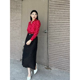 Chân váy midi xẻ tà