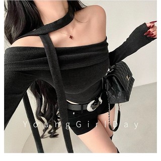 Áo đen đỏ trễ vai kèm dây