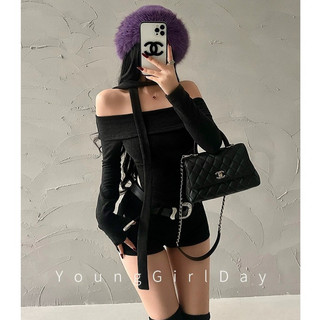 Áo đen đỏ trễ vai kèm dây