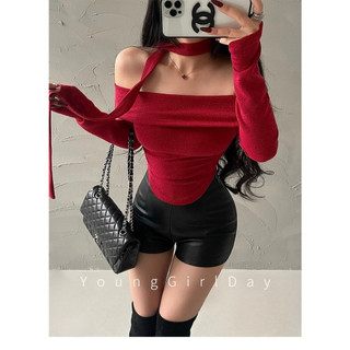 Áo đen đỏ trễ vai kèm dây