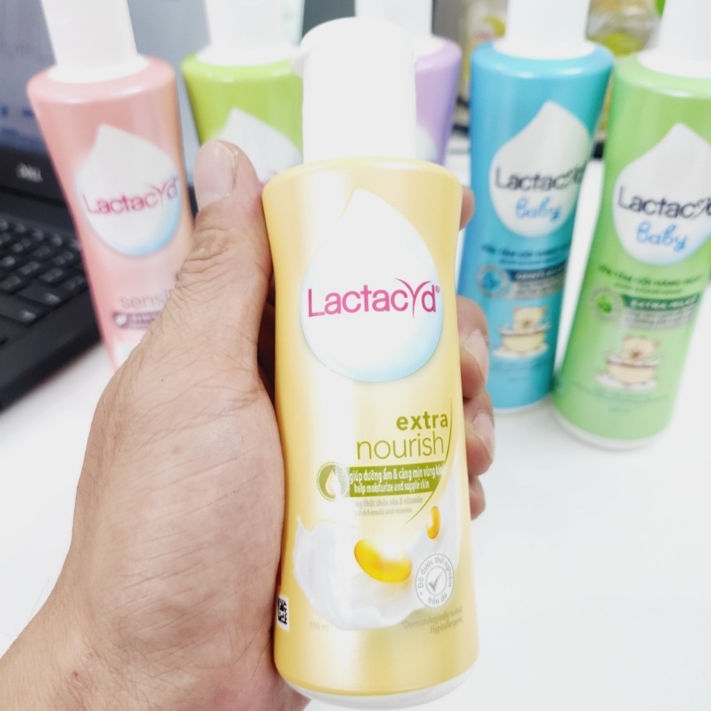 Dung dịch vệ sinh phụ nữ Lactacyd Extra Nouris hỗ trợ làm sạch nhẹ nhàng