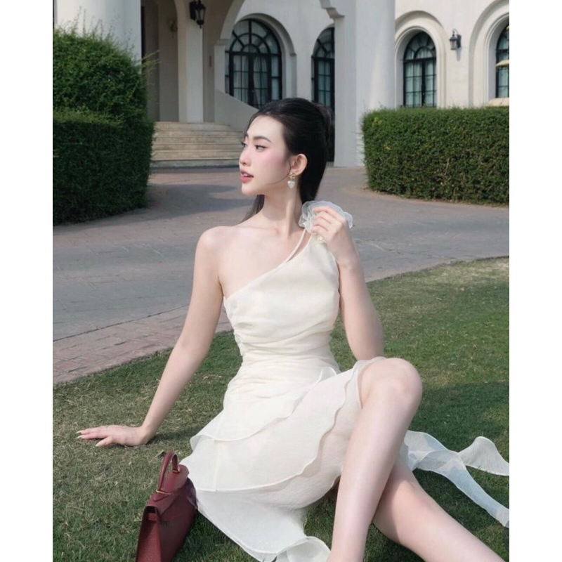 ( Hàng Chuẩn Ảnh ) Đầm Váy Lệch Vai Hoa Bèo Tua Rua Xếp Tầng Tà Dài Một Bên Màu Trắng Dịu Dàng Sang Trọng