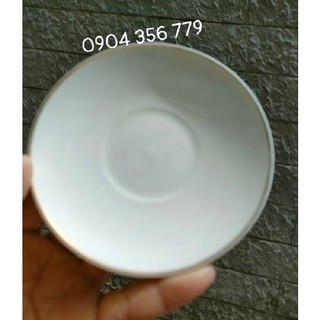 Đĩa sứ viền vàng đựng bánh bao, trầu cau mâm cúng