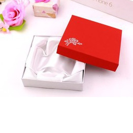 Hộp đỏ đựng vòng đựng trang sức sang trọng