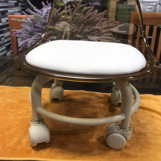 Ghế tựa lưng có bánh xe xoay 360 độ-chất liệu acryli-chân nhựa