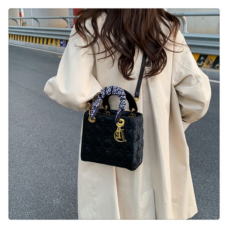 Túi đeo chéo nữ túi xách tay da bóng phối móc khóa các chữ cái thời trang size 18 LK375