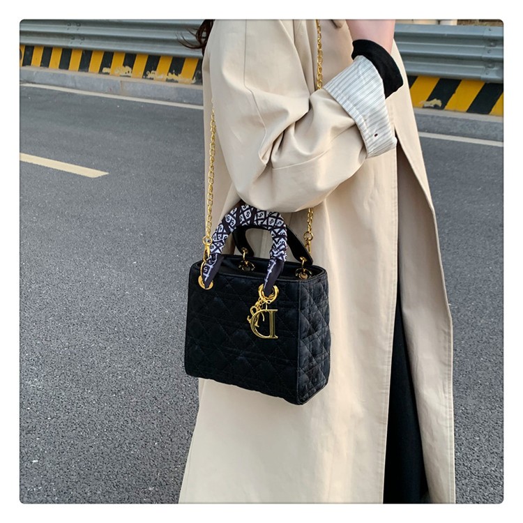 Túi đeo chéo nữ túi xách tay da bóng phối móc khóa các chữ cái thời trang size 18 LK375