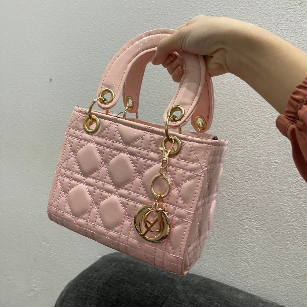 Túi đeo chéo nữ túi xách tay da bóng phối móc khóa các chữ cái thời trang size 18 LK375