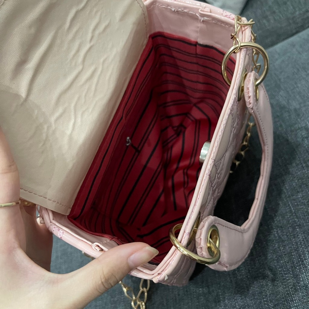 Túi đeo chéo nữ túi xách tay da bóng phối móc khóa các chữ cái thời trang size 18 LK375