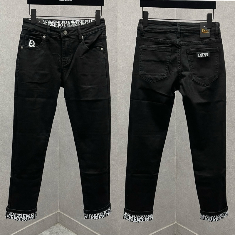 Quần jean bò nam CD slimfit đen trơn thêu chữ túi phối eo và gấu xắn dập vân chữ monogram basic QJ483P
