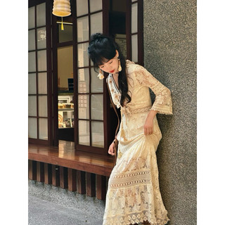 Váy Ren Cổ V Màu Be Phối Hạt Bông