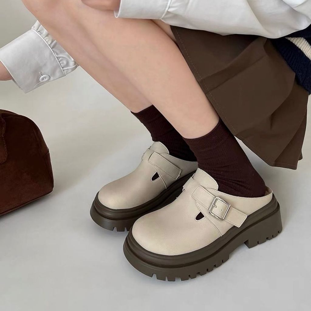 Giày sục khoá vuông