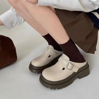 Giày sục khoá vuông